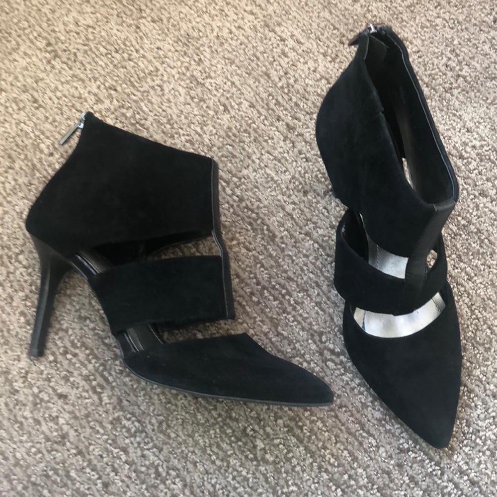 Tahari black pointed toe heels